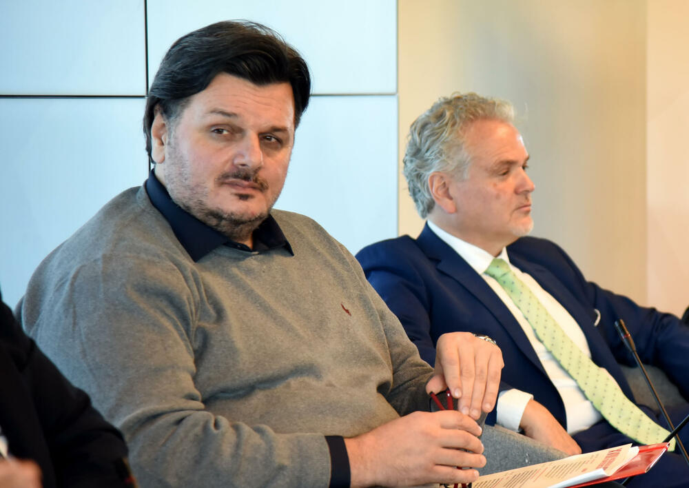 <p>"Iskustva iz svijeta pokazuju da i najbogatije zemlje mogu postati loše upravljane ili propale ukoliko korupcija upravlja institucijama", rekao je šef Delegacije Evropske unije (EU) u Crnoj Gori Johan Satler, na 18. Nacionalnoj antikorupcijskoj konferenciji, koju u Podgorici oragnizuje Mreža za afirmaciju nevladinog sektora (MANS)</p>