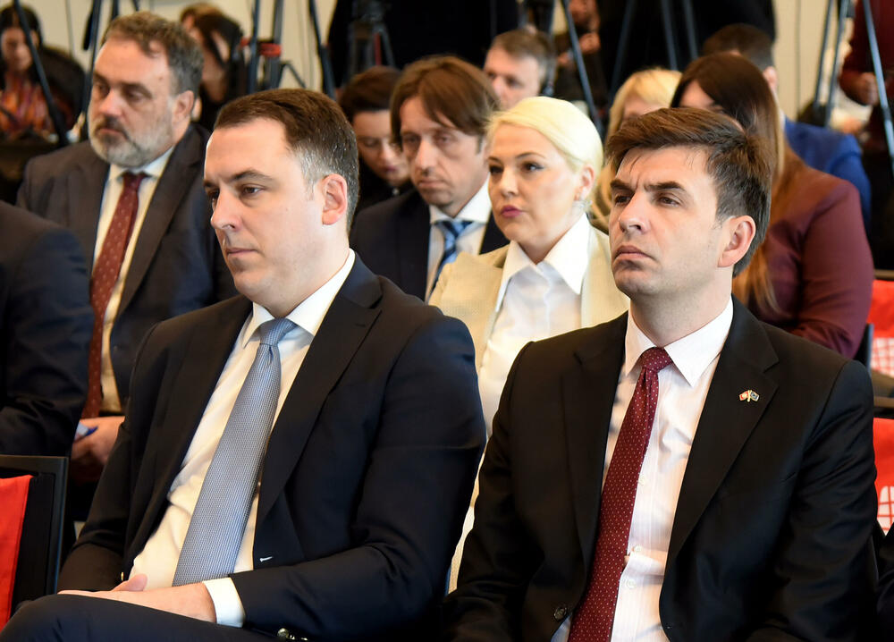 <p>"Iskustva iz svijeta pokazuju da i najbogatije zemlje mogu postati loše upravljane ili propale ukoliko korupcija upravlja institucijama", rekao je šef Delegacije Evropske unije (EU) u Crnoj Gori Johan Satler, na 18. Nacionalnoj antikorupcijskoj konferenciji, koju u Podgorici oragnizuje Mreža za afirmaciju nevladinog sektora (MANS)</p>