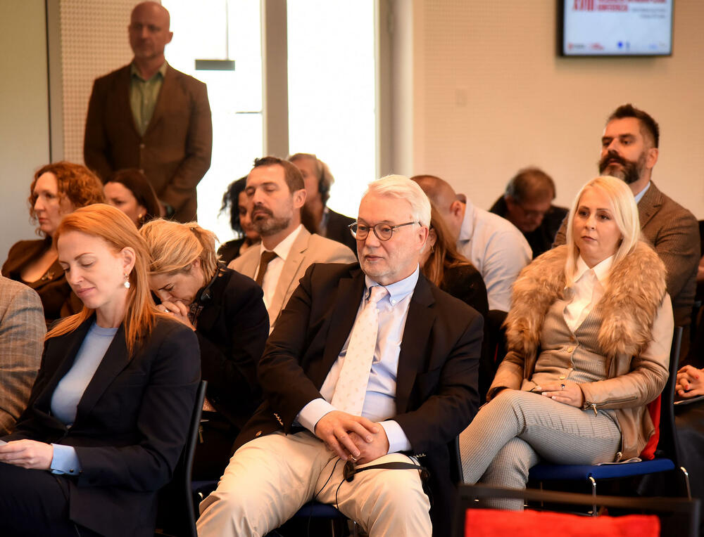 <p>"Iskustva iz svijeta pokazuju da i najbogatije zemlje mogu postati loše upravljane ili propale ukoliko korupcija upravlja institucijama", rekao je šef Delegacije Evropske unije (EU) u Crnoj Gori Johan Satler, na 18. Nacionalnoj antikorupcijskoj konferenciji, koju u Podgorici oragnizuje Mreža za afirmaciju nevladinog sektora (MANS)</p>