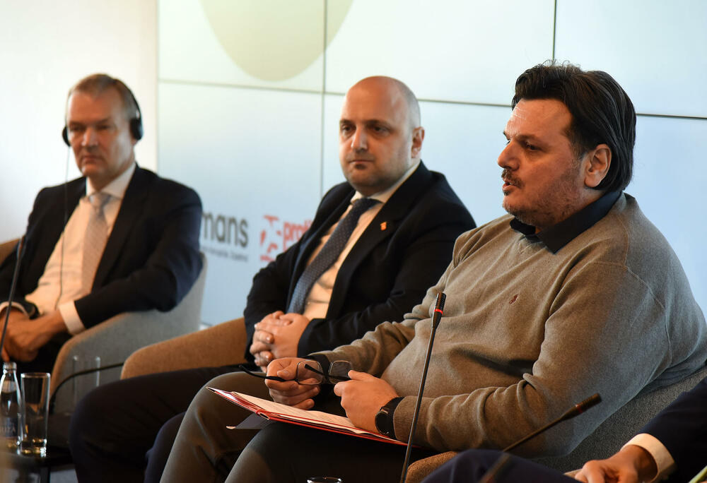 <p>"Iskustva iz svijeta pokazuju da i najbogatije zemlje mogu postati loše upravljane ili propale ukoliko korupcija upravlja institucijama", rekao je šef Delegacije Evropske unije (EU) u Crnoj Gori Johan Satler, na 18. Nacionalnoj antikorupcijskoj konferenciji, koju u Podgorici oragnizuje Mreža za afirmaciju nevladinog sektora (MANS)</p>