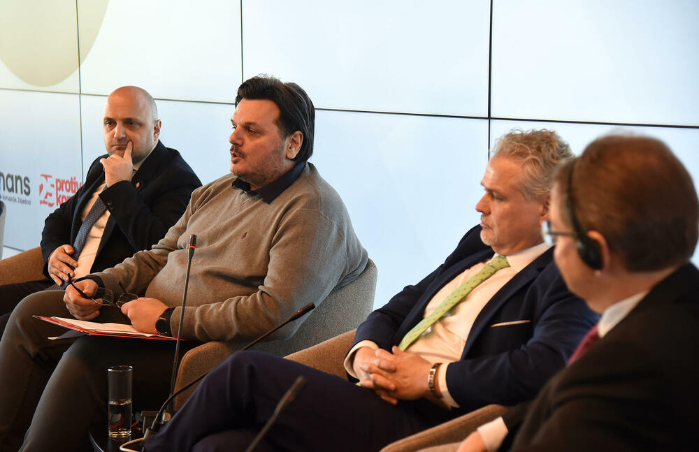 <p>"Iskustva iz svijeta pokazuju da i najbogatije zemlje mogu postati loše upravljane ili propale ukoliko korupcija upravlja institucijama", rekao je šef Delegacije Evropske unije (EU) u Crnoj Gori Johan Satler, na 18. Nacionalnoj antikorupcijskoj konferenciji, koju u Podgorici oragnizuje Mreža za afirmaciju nevladinog sektora (MANS)</p>