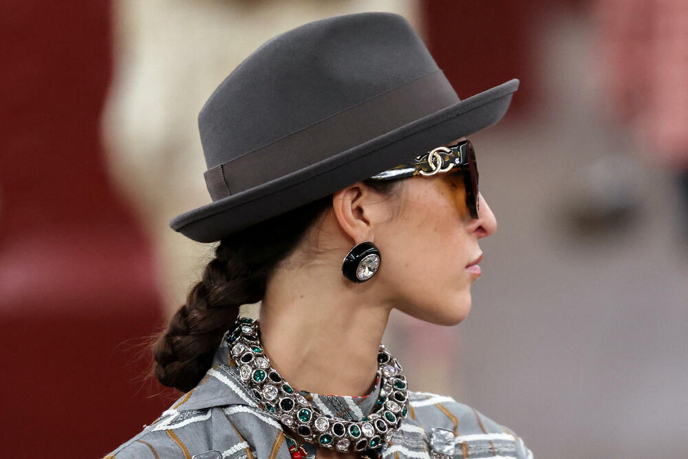 <p>Modna kuća Chanel predstavila je kreaciju na reviji u Njujorku.</p>