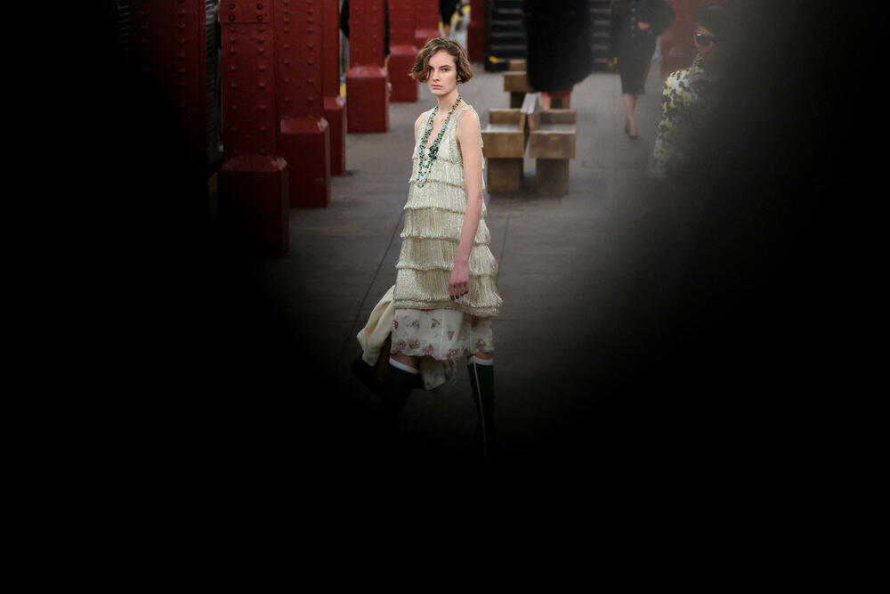 <p>Modna kuća Chanel predstavila je kreaciju na reviji u Njujorku.</p>