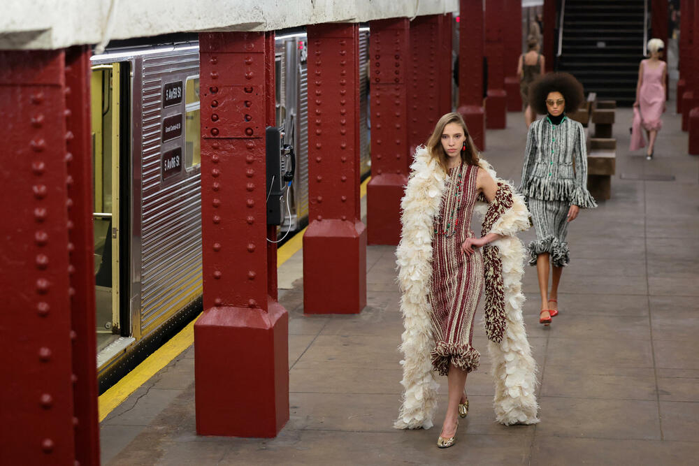 <p>Modna kuća Chanel predstavila je kreaciju na reviji u Njujorku.</p>