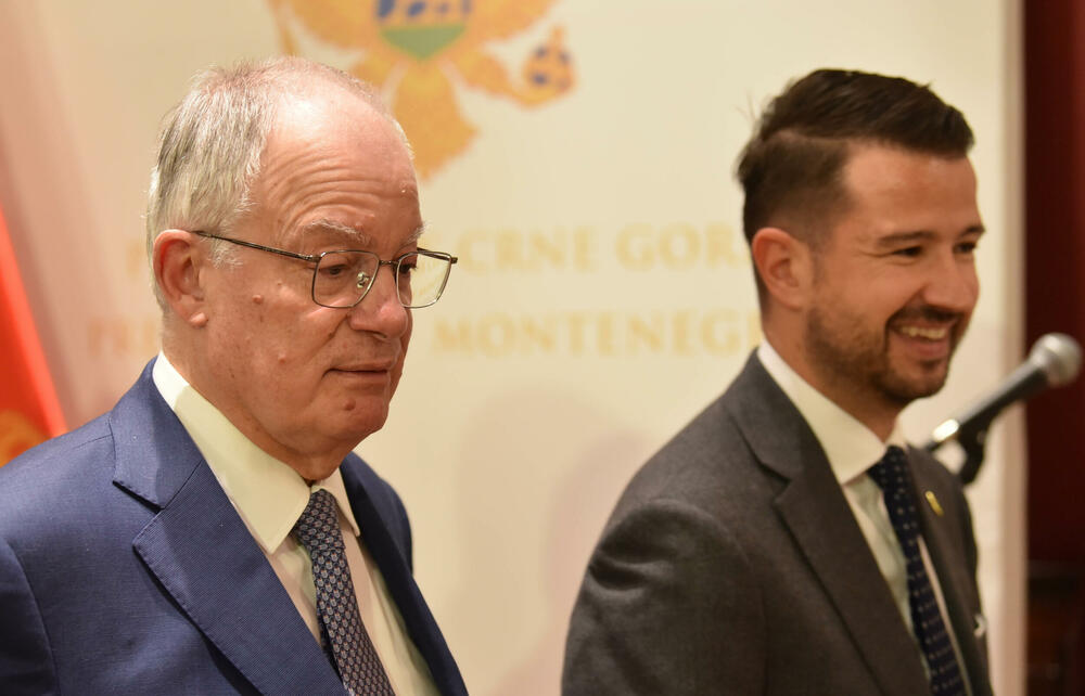 <p>Grčka je spremna da pomogne na EU putu, pod pretpostavkom da Crna Gora nastavi da demonstrira posvećenost tom cilju, kazao je grčki predsjednik</p>