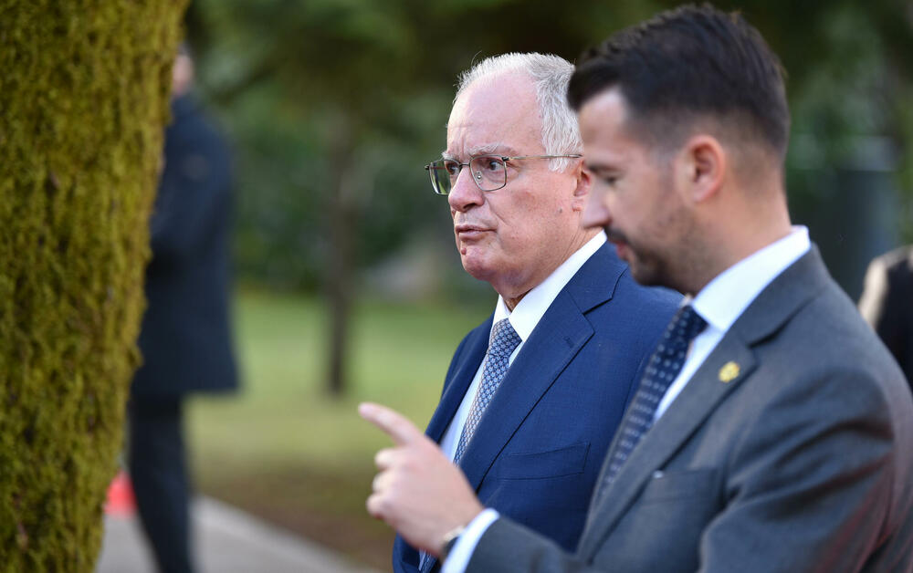 <p>Grčka je spremna da pomogne na EU putu, pod pretpostavkom da Crna Gora nastavi da demonstrira posvećenost tom cilju, kazao je grčki predsjednik</p>