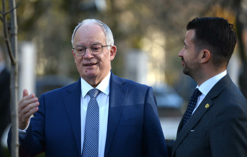 <p>Grčka je spremna da pomogne na EU putu, pod pretpostavkom da Crna Gora nastavi da demonstrira posvećenost tom cilju, kazao je grčki predsjednik</p>