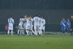 Mornar slavio kraj Bistrice, mračna jesen Budućnosti, Jezero treće...