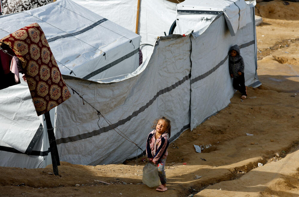 Raseljeno palestinsko dijete u šatorskom kampu u Deit al Balahu