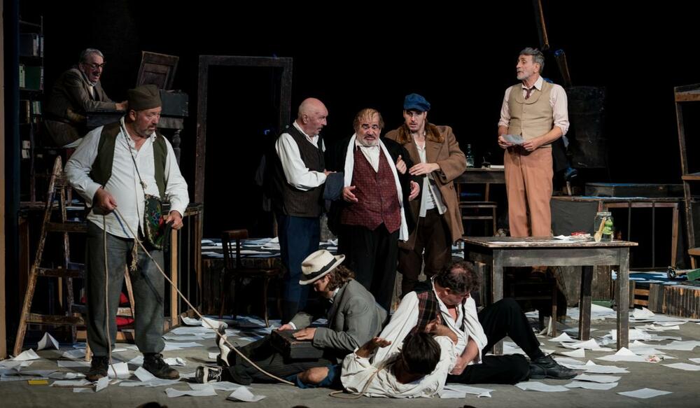 Scena iz predstave 'Sumnjivo lice'