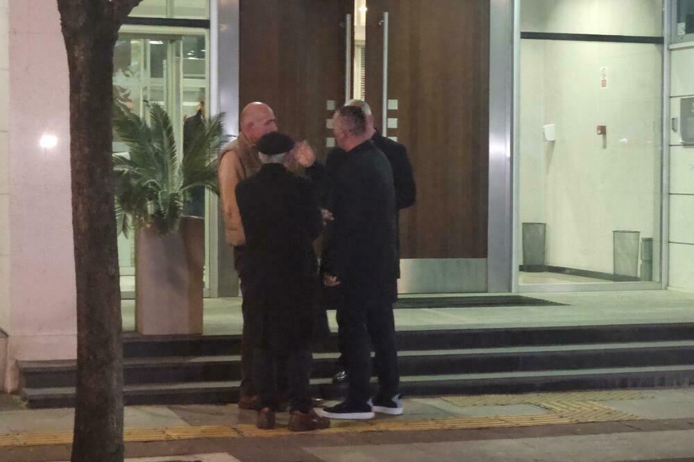 Delegacija Botuna sinoć ispred Vlade, Foto: Tina Popović