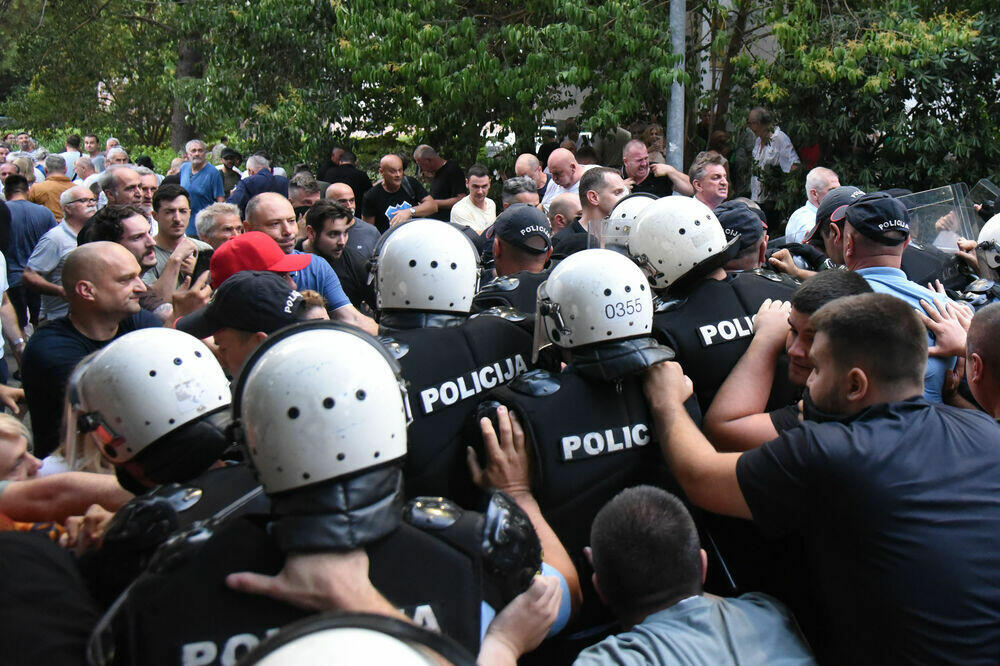 Sa protesta ispred vile “Gorica”, Foto: Luka Zeković