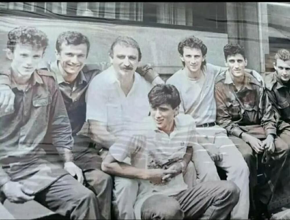 Branko Brnović, Dejan Savićević, Branko Bulatović, Dragoje Leković, Dragoljub Brnović, Željko Janović i Saša Petrović, legende Budućnosti i crnogorskog fudbala (preuzeto sa FB stranice EX-Yu fudbal)