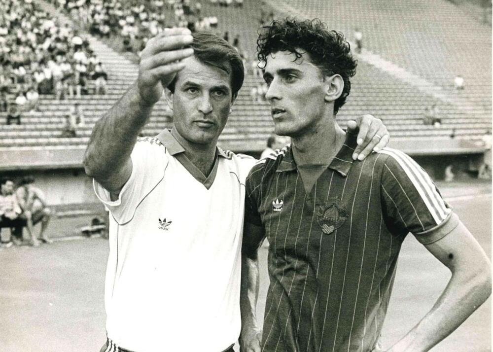 Janović u društvu Dušana Bajevića (preuzeto sa stranice Istorija ex-Yu fudbala)