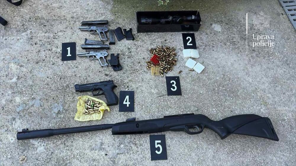 Ulcinj: Policija oduzela pištolje, vazdušnu pušku, 129 metaka,...