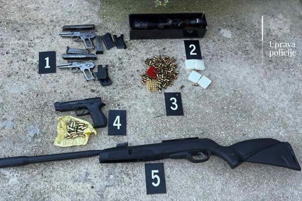 Ulcinj: Policija oduzela pištolje, vazdušnu pušku, 129 metaka,...