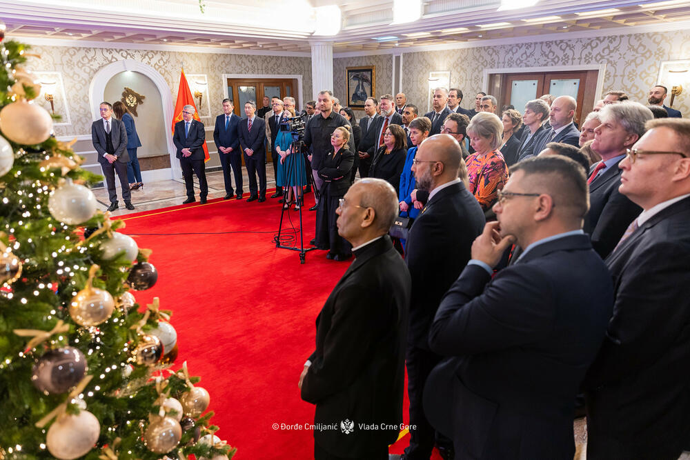 <p>Iz Ministarstva vanjskih poslova (MVP) je saopšteno da je ministar Ervin Ibrahimović priredio u Vili Gorica tradicionalni novogodišnji prijem za diplomatski kor, tokom kojeg je ukazao na aktuelni međunarodni kontekst i ključne vanjskopolitičke prioritete Crne Gore, uz osvrt na ostvarene rezultate u prethodnoj godini</p>