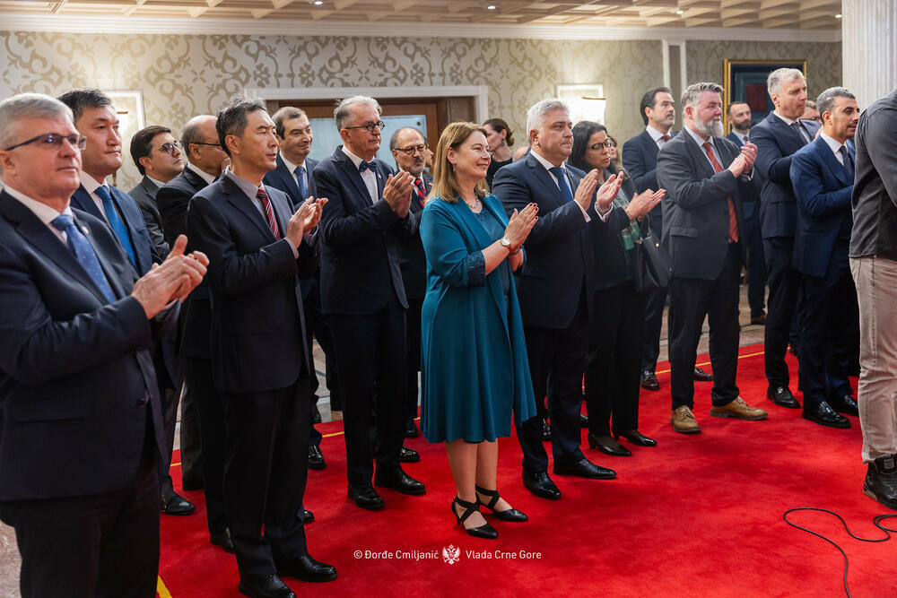 <p>Iz Ministarstva vanjskih poslova (MVP) je saopšteno da je ministar Ervin Ibrahimović priredio u Vili Gorica tradicionalni novogodišnji prijem za diplomatski kor, tokom kojeg je ukazao na aktuelni međunarodni kontekst i ključne vanjskopolitičke prioritete Crne Gore, uz osvrt na ostvarene rezultate u prethodnoj godini</p>