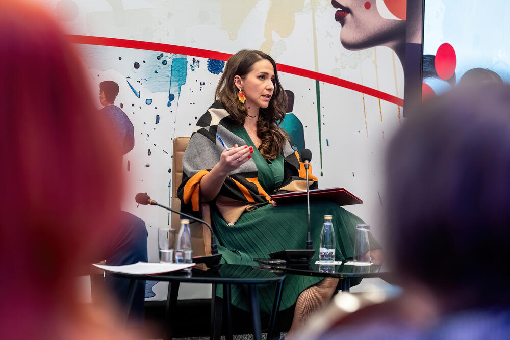 <p>Nalazi novog istraživanja o stavovima građana/ki i zaposlenih u javnoj upravi, predstavljeni na današnjem događaju, pokazuju da duboko ukorijenjeni stereotipi, otpor prema promjenama i nedostatak znanja za primjenu rodne perspektive u praksama javne uprave, usporavaju reforme</p>  <p>Kako su kazali iz UNDP-a, svaka druga osoba u Crnoj Gori smatra da se pitanje rodne ravnopravnosti „pretjerano naglašava“, dok gotovo dvije trećine vjeruje da žene i muškarci i dalje nemaju jednaka prava</p>