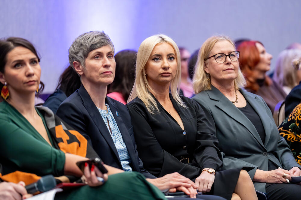 <p>Nalazi novog istraživanja o stavovima građana/ki i zaposlenih u javnoj upravi, predstavljeni na današnjem događaju, pokazuju da duboko ukorijenjeni stereotipi, otpor prema promjenama i nedostatak znanja za primjenu rodne perspektive u praksama javne uprave, usporavaju reforme</p>  <p>Kako su kazali iz UNDP-a, svaka druga osoba u Crnoj Gori smatra da se pitanje rodne ravnopravnosti „pretjerano naglašava“, dok gotovo dvije trećine vjeruje da žene i muškarci i dalje nemaju jednaka prava</p>