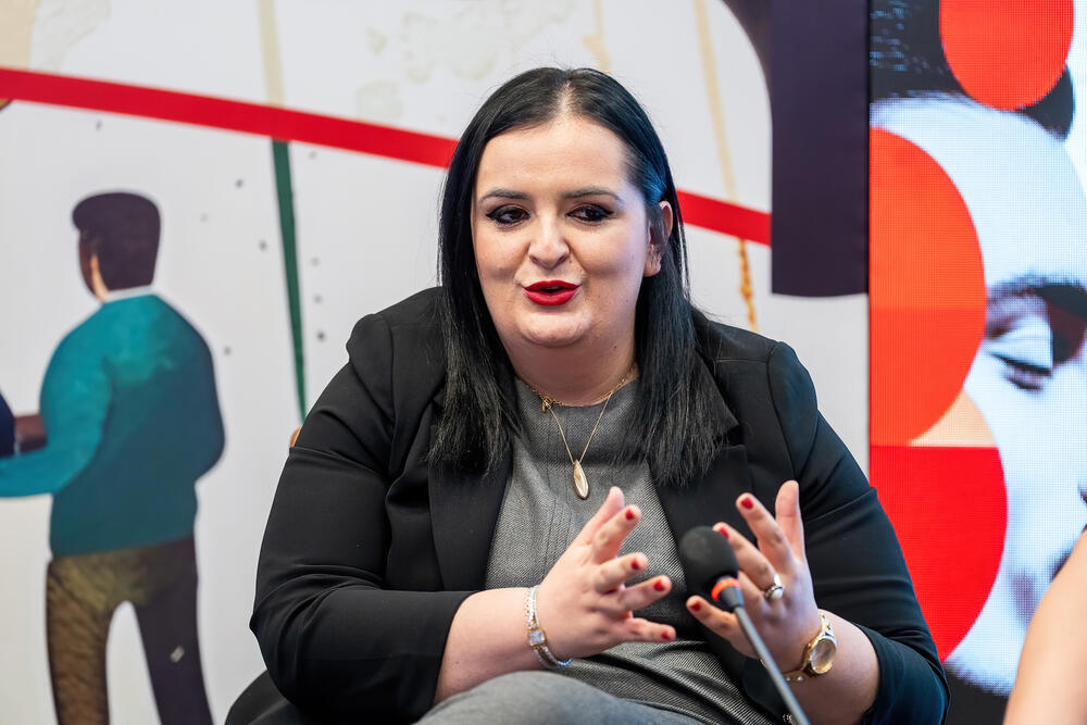 <p>Nalazi novog istraživanja o stavovima građana/ki i zaposlenih u javnoj upravi, predstavljeni na današnjem događaju, pokazuju da duboko ukorijenjeni stereotipi, otpor prema promjenama i nedostatak znanja za primjenu rodne perspektive u praksama javne uprave, usporavaju reforme</p>  <p>Kako su kazali iz UNDP-a, svaka druga osoba u Crnoj Gori smatra da se pitanje rodne ravnopravnosti „pretjerano naglašava“, dok gotovo dvije trećine vjeruje da žene i muškarci i dalje nemaju jednaka prava</p>