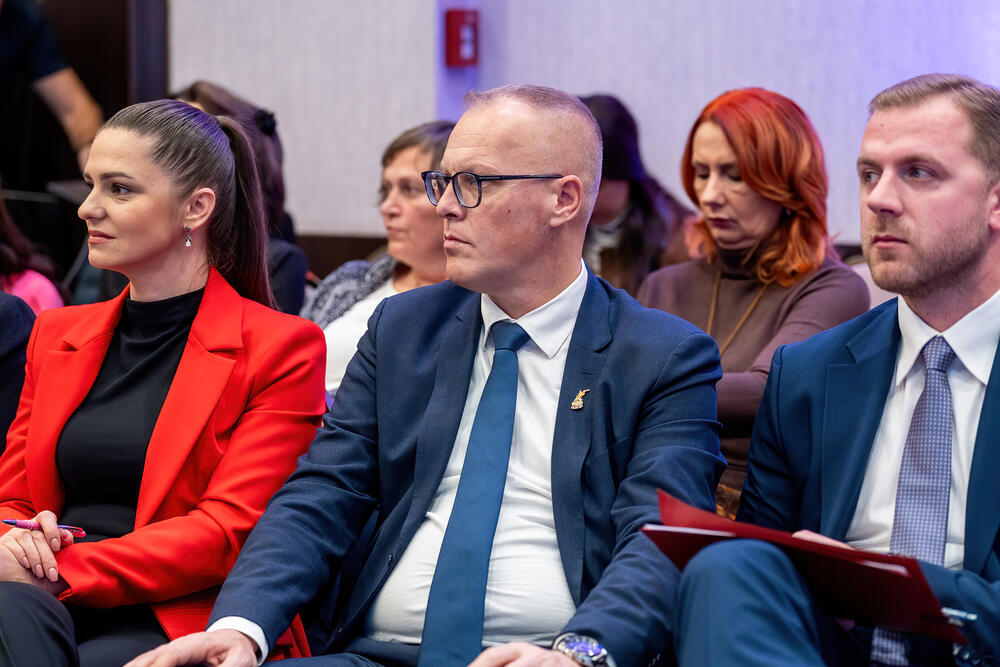 <p>Nalazi novog istraživanja o stavovima građana/ki i zaposlenih u javnoj upravi, predstavljeni na današnjem događaju, pokazuju da duboko ukorijenjeni stereotipi, otpor prema promjenama i nedostatak znanja za primjenu rodne perspektive u praksama javne uprave, usporavaju reforme</p>  <p>Kako su kazali iz UNDP-a, svaka druga osoba u Crnoj Gori smatra da se pitanje rodne ravnopravnosti „pretjerano naglašava“, dok gotovo dvije trećine vjeruje da žene i muškarci i dalje nemaju jednaka prava</p>