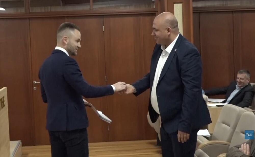 Odbornik DPS podaril Vranešu rever z zastavo Črne gore, Vraneš pa izjavil, da nebo ni nikjer tako modro kot nad Črno goro