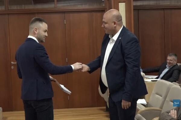 DPS poklonio Vranešu rever zastavu Crne Gore; Vraneš: Istina je da...