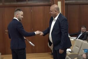 DPS poklonio Vranešu rever zastavu Crne Gore; Vraneš: Istina je da...