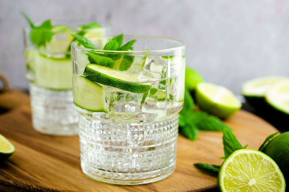 Brazilske vlasti istražuju da li su slučajevi trovanja metanolom povezani sa konzumiranjem žestokih pića, poput džina i votke, Foto: Getty Images