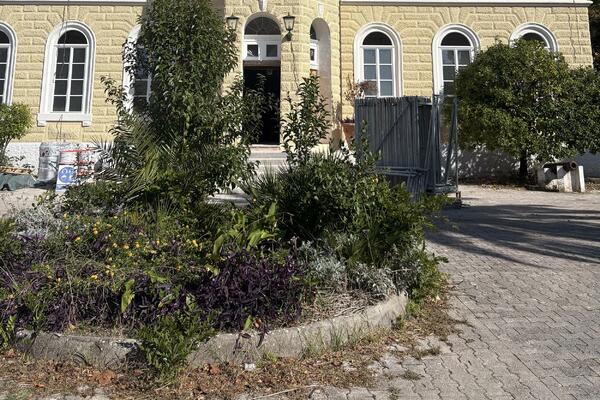 Srediće namještaj i nošnje prije prenošenja: Dvorac kralja Nikole...