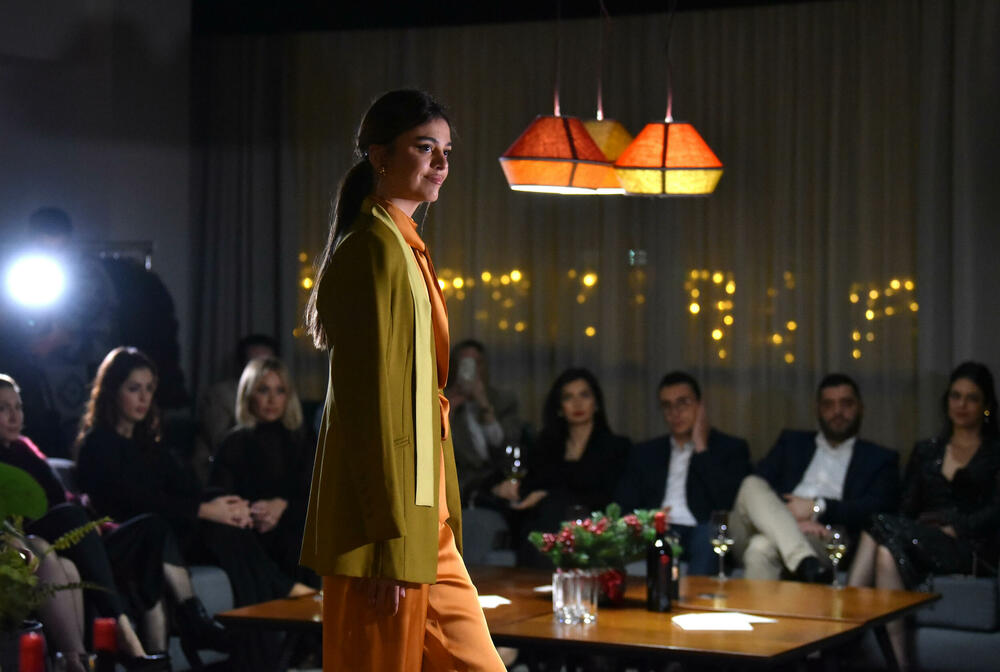 <p>Srpski modni kreator Igor Todorović modele objedinjene pod nazivom "MCRNS SS26" prikazao u okviru Showroom prezentacije</p>