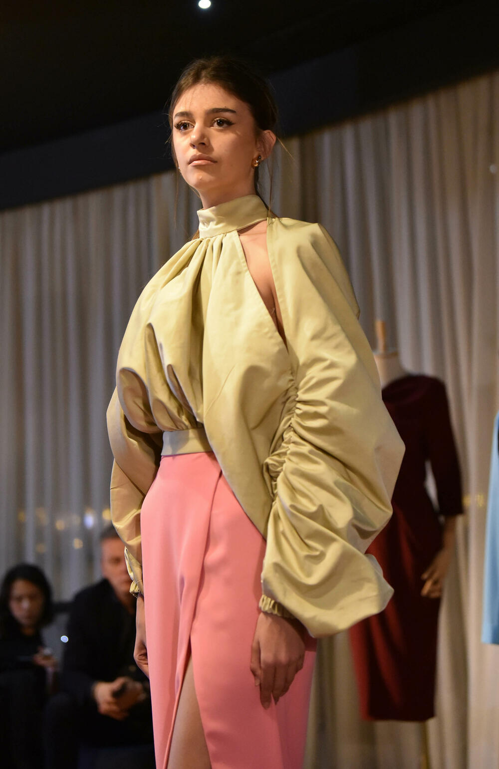 <p>Srpski modni kreator Igor Todorović modele objedinjene pod nazivom "MCRNS SS26" prikazao u okviru Showroom prezentacije</p>