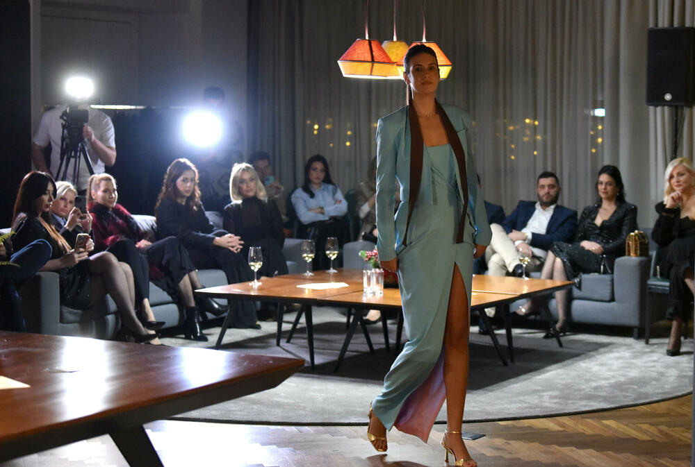 <p>Srpski modni kreator Igor Todorović modele objedinjene pod nazivom "MCRNS SS26" prikazao u okviru Showroom prezentacije</p>