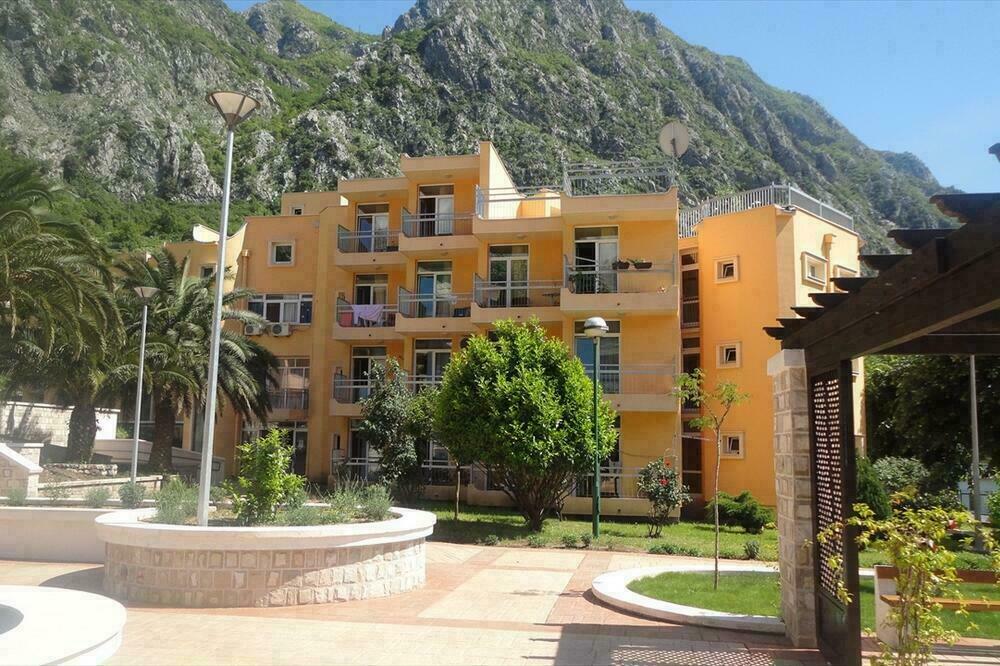 Sva službena vozila imaju GPS: Dom starih &ldquo;Grabovac&rdquo; Risan, Foto: domstarihrisan.me