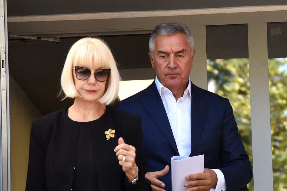 Đukanović sa svojom advokaticom i sestrom, Anom Đukanović na jednom od prethodnih ročišta, Foto: Luka Zekovic