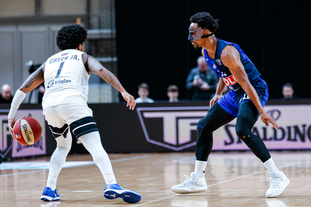 Jogi Ferel u duelu sa Grinom na današnjem meču u Ljubljani, Foto: Perspektiva Ilirija/Ales Fevzer