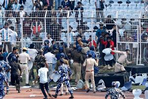 Bijesni navijači bacali stolice i flaše na Mesijevoj turneji u...