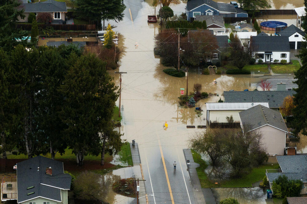 <p>Zvaničnici su sproveli više desetina spasilačkih operacija i pozvali hiljade ljudi da napuste svoje domove</p>
