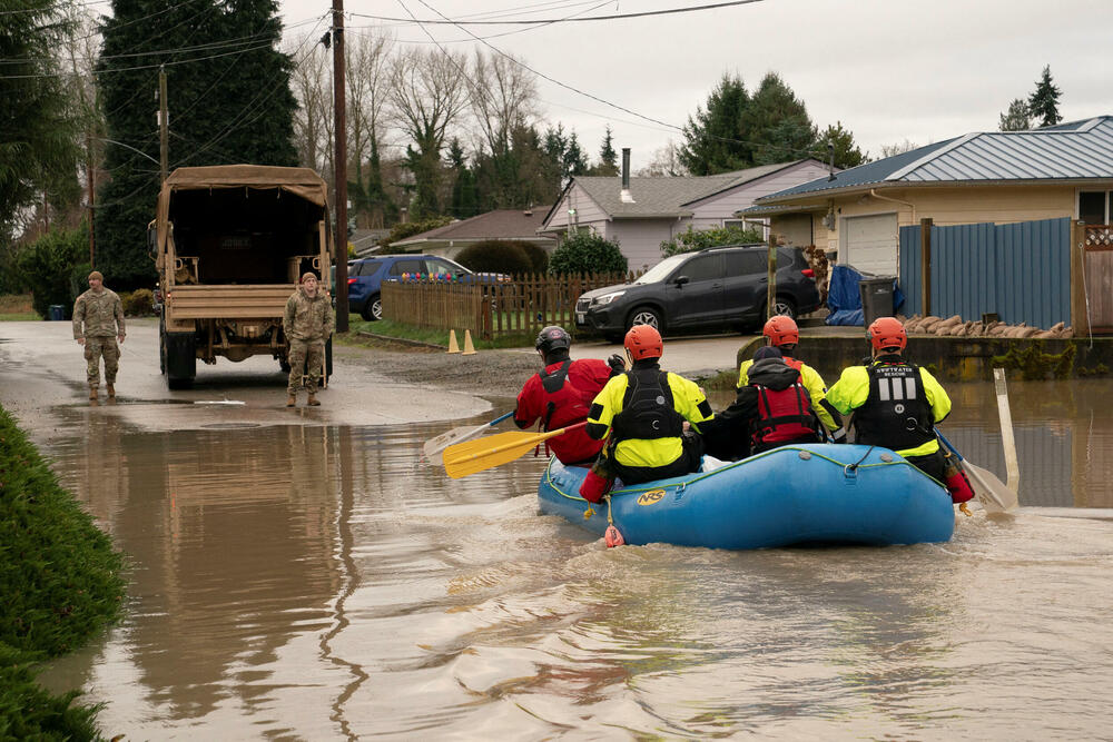 <p>Zvaničnici su sproveli više desetina spasilačkih operacija i pozvali hiljade ljudi da napuste svoje domove</p>