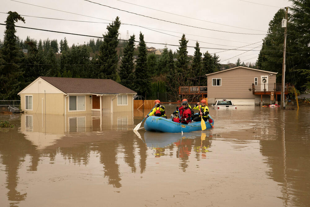 <p>Zvaničnici su sproveli više desetina spasilačkih operacija i pozvali hiljade ljudi da napuste svoje domove</p>