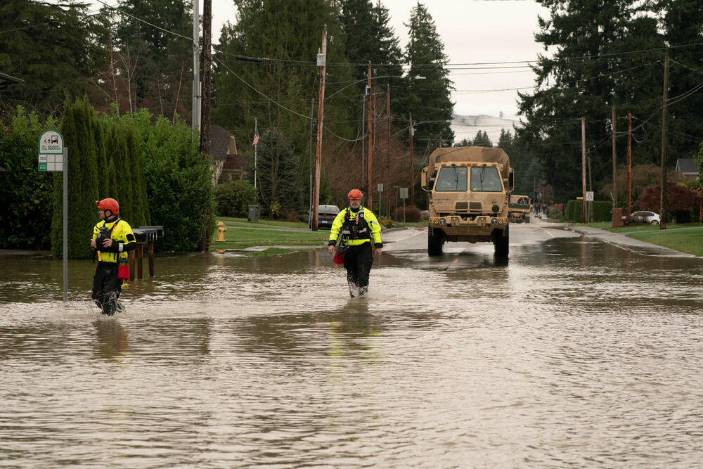 <p>Zvaničnici su sproveli više desetina spasilačkih operacija i pozvali hiljade ljudi da napuste svoje domove</p>