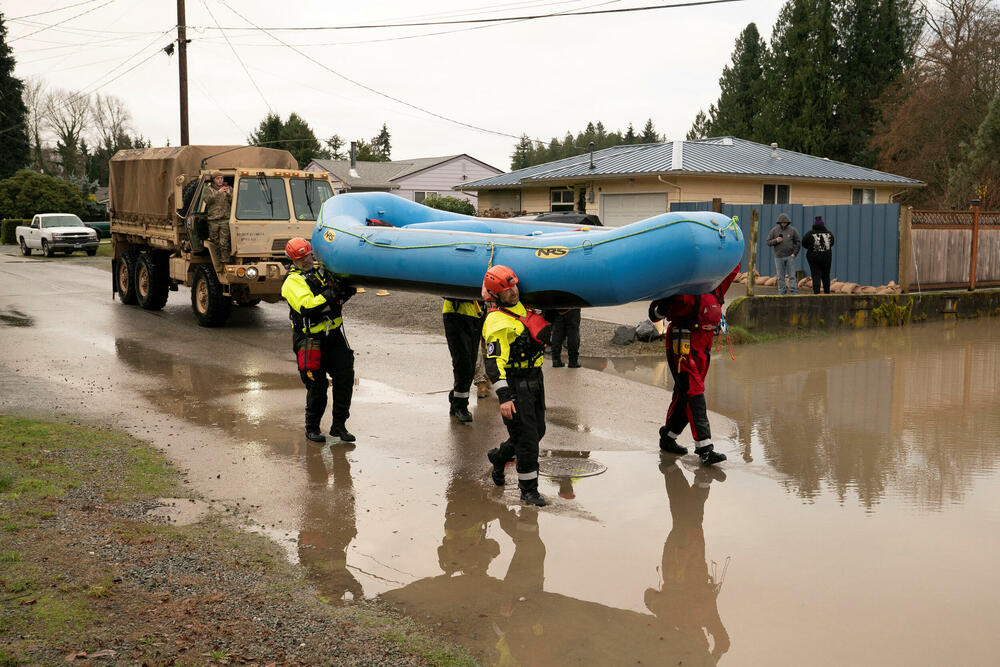 <p>Zvaničnici su sproveli više desetina spasilačkih operacija i pozvali hiljade ljudi da napuste svoje domove</p>