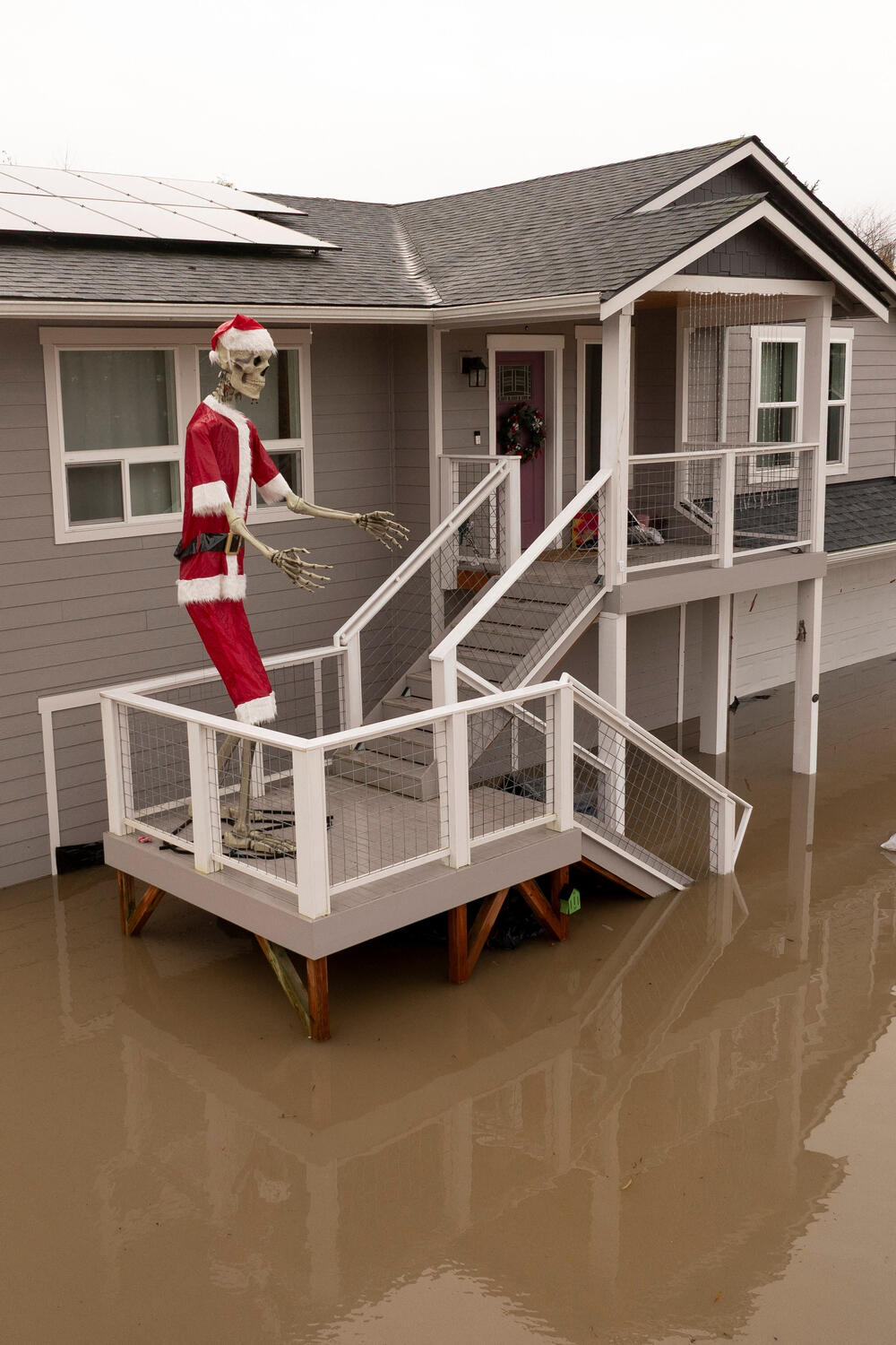 <p>Zvaničnici su sproveli više desetina spasilačkih operacija i pozvali hiljade ljudi da napuste svoje domove</p>