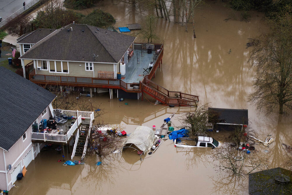 <p>Zvaničnici su sproveli više desetina spasilačkih operacija i pozvali hiljade ljudi da napuste svoje domove</p>