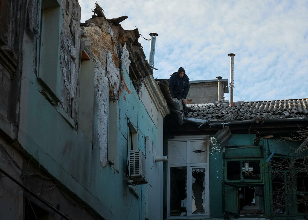 <p>Ministarstvo odbrane Rusije je saopštilo da je tokom noći oborilo 41 ukrajinski dron iznad teritorije svoje zemlje, dok su djelovi Hersonske oblasti u Ukrajini ostali bez struje nakon ruskih napada na energetsku infrastrukturu, rekao je regionalni guverner Aleksandar Prokudin</p>