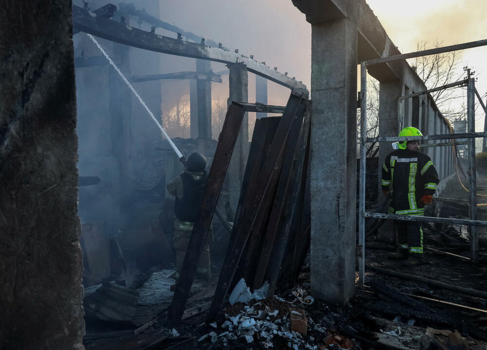 <p>Ministarstvo odbrane Rusije je saopštilo da je tokom noći oborilo 41 ukrajinski dron iznad teritorije svoje zemlje, dok su djelovi Hersonske oblasti u Ukrajini ostali bez struje nakon ruskih napada na energetsku infrastrukturu, rekao je regionalni guverner Aleksandar Prokudin</p>