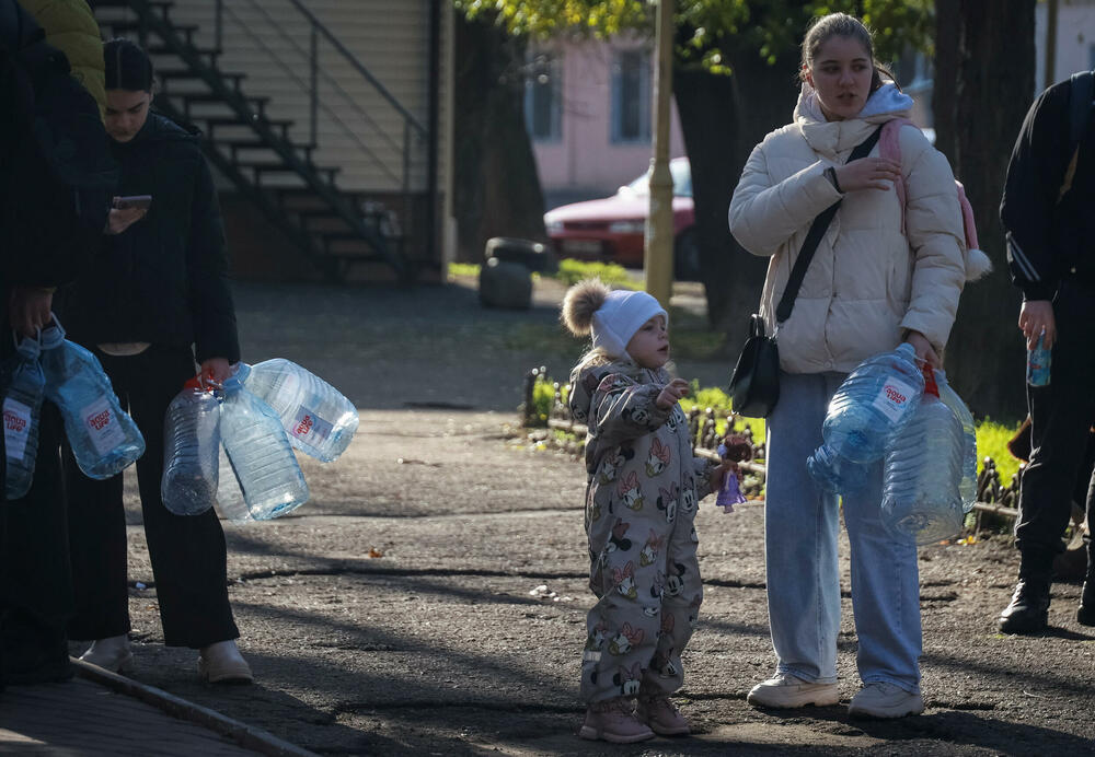<p>Ministarstvo odbrane Rusije je saopštilo da je tokom noći oborilo 41 ukrajinski dron iznad teritorije svoje zemlje, dok su djelovi Hersonske oblasti u Ukrajini ostali bez struje nakon ruskih napada na energetsku infrastrukturu, rekao je regionalni guverner Aleksandar Prokudin</p>
