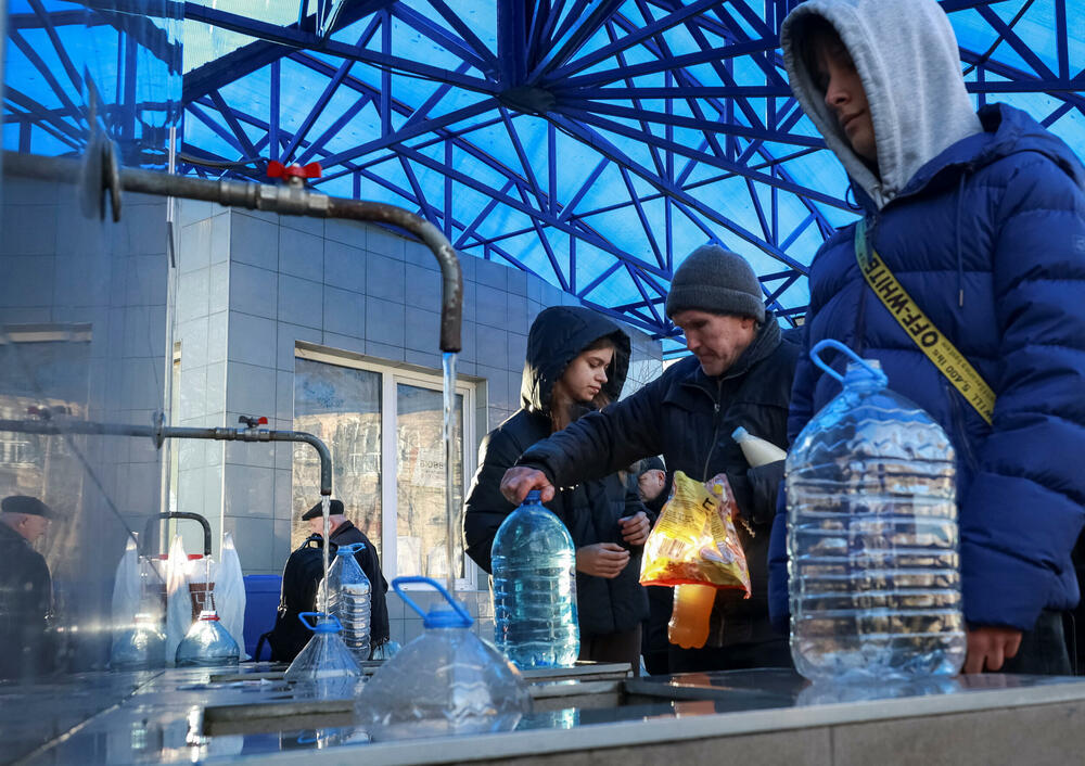 V napadu ukrajinskih dronov v Saratovski oblasti v Rusiji umrli dve osebi, deli Ukrajine ostali brez elektrike