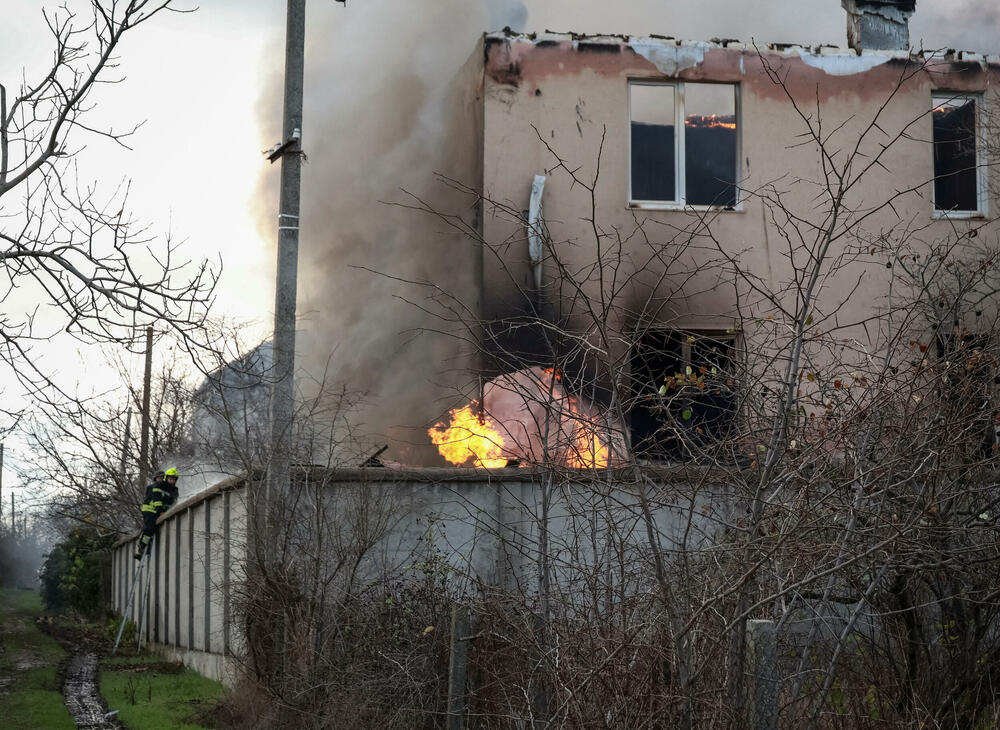 <p>Ministarstvo odbrane Rusije je saopštilo da je tokom noći oborilo 41 ukrajinski dron iznad teritorije svoje zemlje, dok su djelovi Hersonske oblasti u Ukrajini ostali bez struje nakon ruskih napada na energetsku infrastrukturu, rekao je regionalni guverner Aleksandar Prokudin</p>